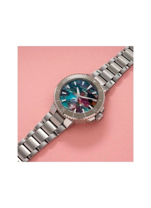 Reloj automático con reserva de marcha de hasta 38h, caja de acero de 36.50mm, esfera multicolor elaborada con residuos plástico