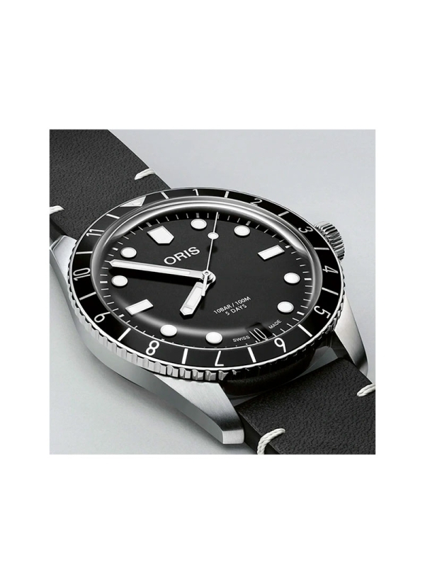 Reloj de movimiento automático impulsado por el calibre 400 y realizado en acero de 40mm de diámetro con hasta 120h de reserva d