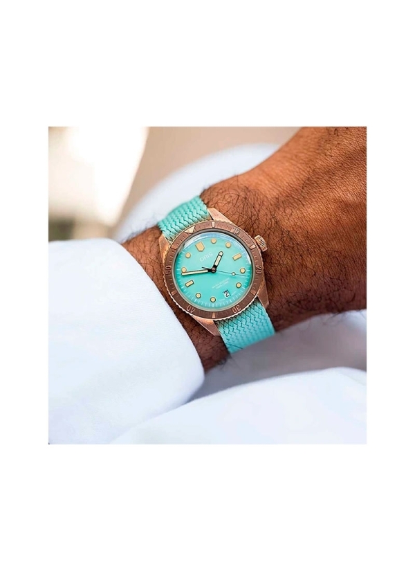 Reloj de movimiento automático realizado en bronce de 38mm de diámetro con hasta 38h de reserva de marcha, esfera de color verde 2