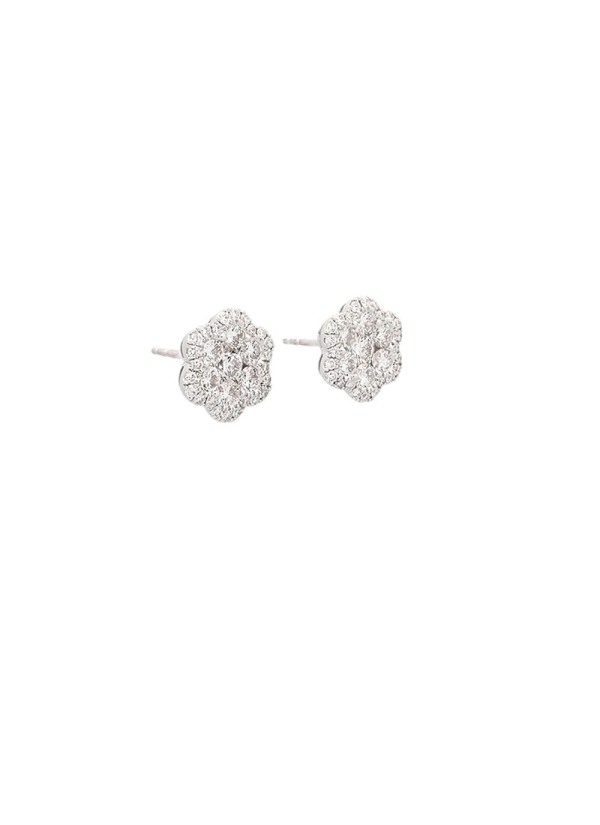 Pendientes de oro blanco de 18Kt, forma de flor, compuestos por diamantes talla brillante. Constan de un brillante, rodeado por 