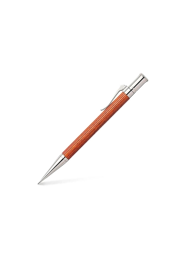 La gama Clásica combina de una forma única el carácter cálido y natural de la madera con la fría elegancia de las superficies ba