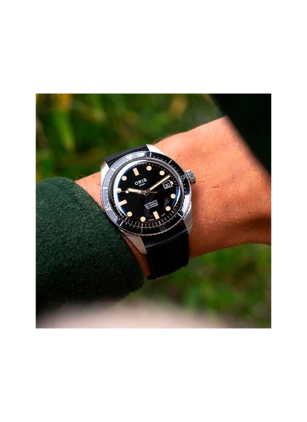 Reloj de movimiento automático realizado en acero de 40mm de diámetro con hasta 38h de reserva de marcha, esfera de color negro  2