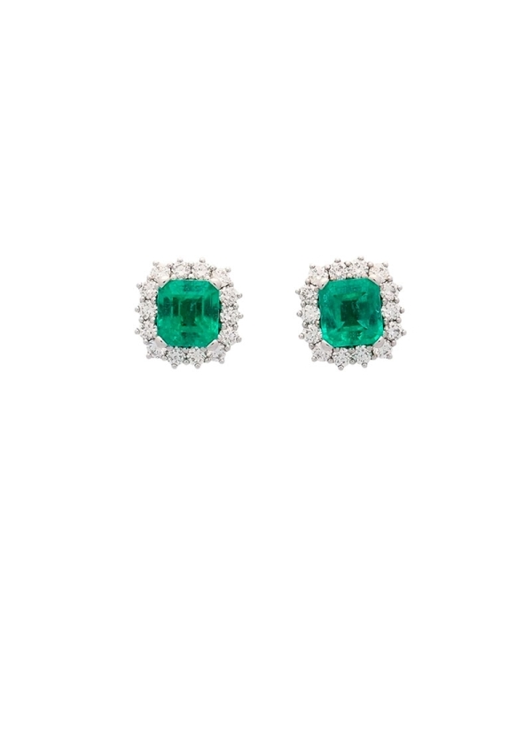 Pendientes de oro blanco de 18Kt, hechos a mano, con una esmeralda de bonito color y talla esmeralda, rodeada por 14 diamantes t