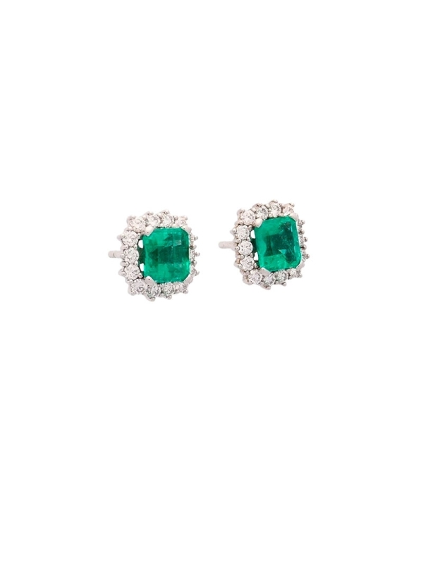 Pendientes de oro blanco de 18Kt, hechos a mano, con una esmeralda de bonito color y talla esmeralda, rodeada por 14 diamantes t 2