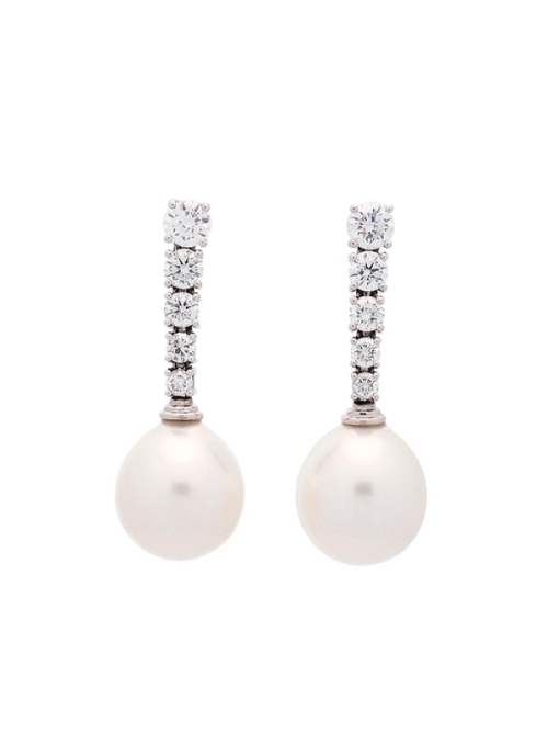 Pendientes de oro blanco de 18Kt, con una fila de diamantes talla brillante dispuestos en disminución, desde 4,00mm hast 2,25mm.