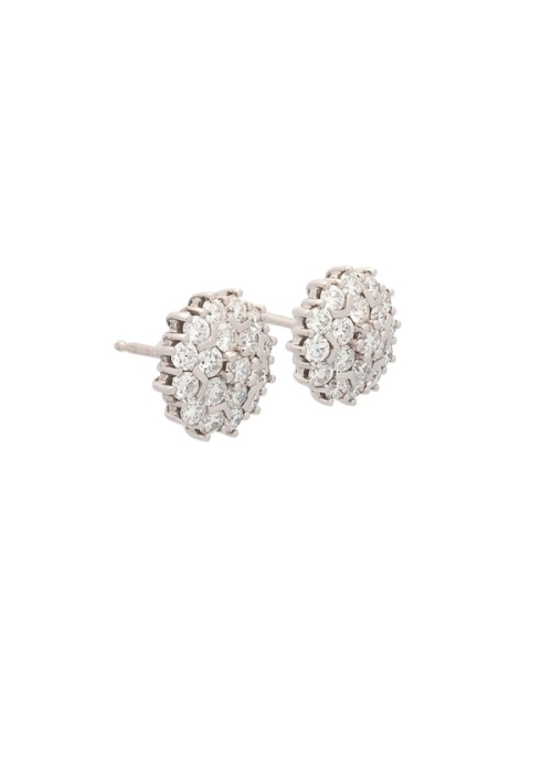 Pendientes pegados de oro blanco de 18Kt con un diámetro de 12mm, con diamantes talla brillante dispuestos en 3 alturas. Un bril