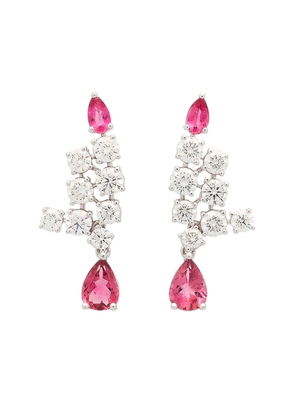 Pendientes de oro blanco de 18Kt con 2 parejas de perillas de turmalina rosa de distinto tamaño y 16 diamantes talla brillante e