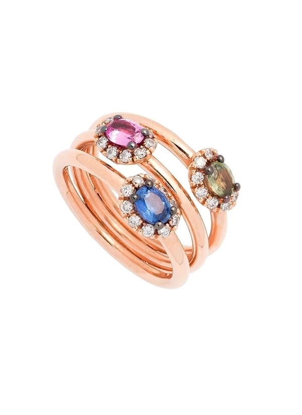 Anillo de oro rosa de 18Kt, con tres zafiros de talla oval, color azul, rosa y verde, los tres rodeados por diamantes talla bril