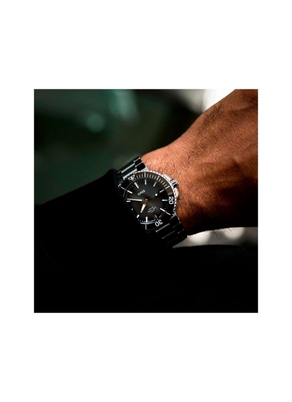 Reloj automático con reserva de marcha de hasta 120h, caja de acero de 41.5mm, esfera antracita, ventana de fecha y brazalete de 2