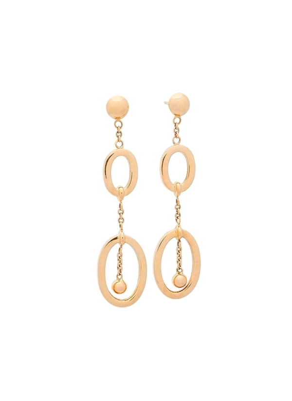 Pendientes largos de oro amarillo de 18K, dos formas ovaladas de distinto tamaño unidas por una cadenilla terminada en una bola.