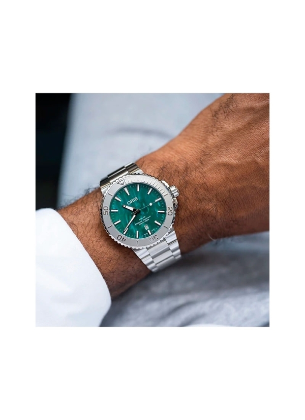 Reloj automático con reserva de marcha de hasta 38h, caja de acero de 43,50 mm, esfera azul con ventana de fecha con pulsera met 2