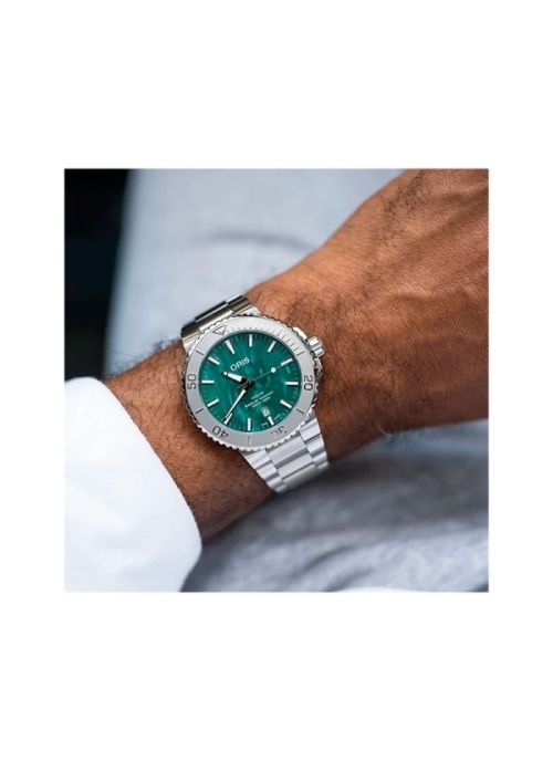 Reloj automático con reserva de marcha de hasta 38h, caja de acero de 43,50 mm, esfera azul con ventana de fecha con pulsera met