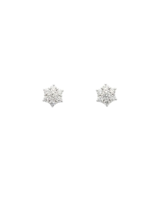 Pendientes de oro blanco de 18Kt, hechos a mano, compuestos por un brillante central rodeado de otros 6 haciendo un ligero efect