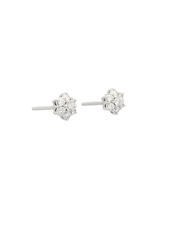 Pendientes de oro blanco de 18Kt, hechos a mano, compuestos por un brillante central rodeado de otros 6 haciendo un ligero efect