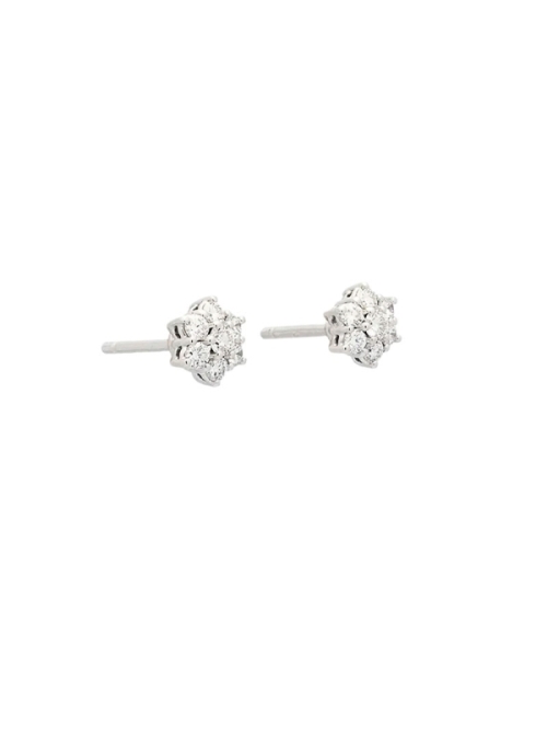 Pendientes de oro blanco de 18Kt, hechos a mano, compuestos por un brillante central rodeado de otros 6 haciendo un ligero efect