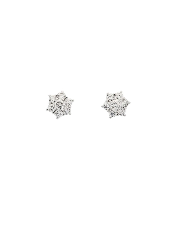 Pendientes de oro blanco de 18Kt, hechos a mano, compuestos por un brillante central rodeado de otros 6 haciendo un ligero efect