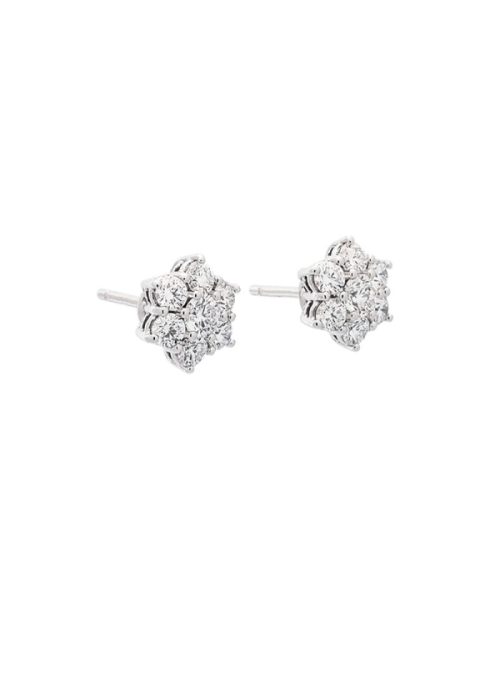 Pendientes de oro blanco de 18Kt, hechos a mano, compuestos por un brillante central rodeado de otros 6 haciendo un ligero efect