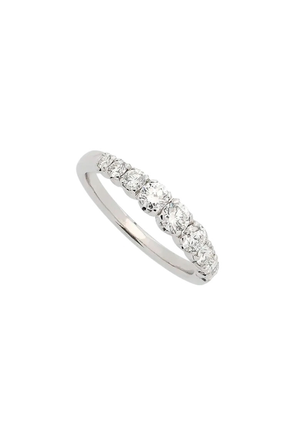 Media alianza de oro blanco de 18Kt, hecha a mano, con 9 diamantes talla brillante engastados en garras y dispuestos en disminuc