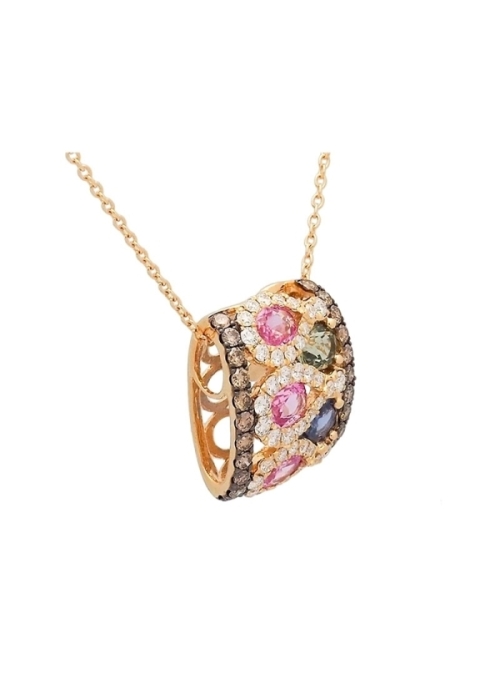 Cadena de oro amarillo de 18kt, con un colgante de contorno rectangular de bordes ovalados, con 3 zafiros rosas de talla oval, r