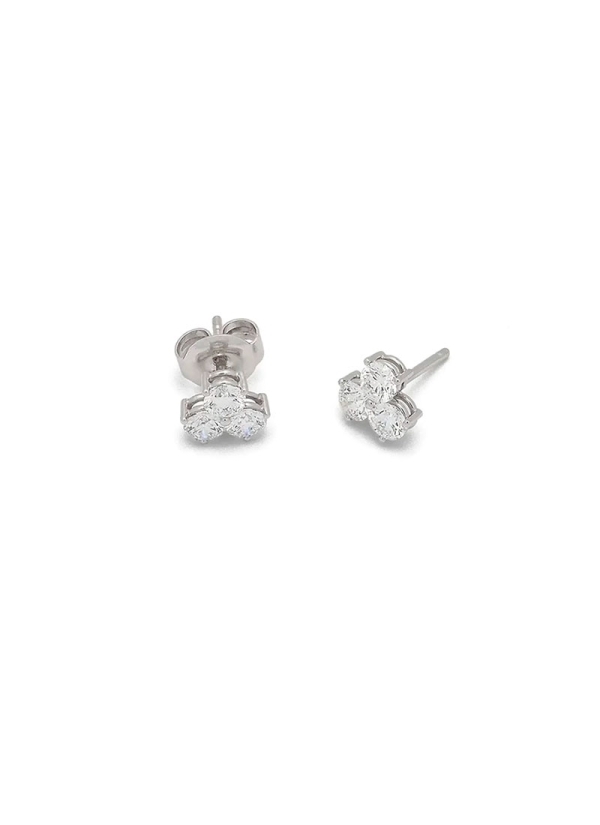 Sencillos y excepcionales pendientes de oro blanco de 18Kt, trio de diamantes talla brillante, con un peso total de 1,50ct. 6 di