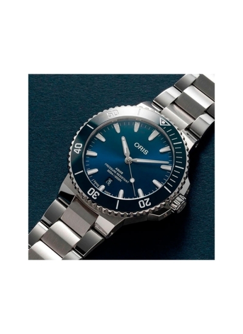 Reloj automático con reserva de marcha de hasta 38h, caja de acero de 43,50 mm, esfera negra con ventana de fecha y correa de ac