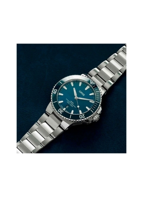 Reloj automático con reserva de marcha de hasta 38h, caja de acero de 41,50 mm, esfera azul con ventana de fecha y correa de ace