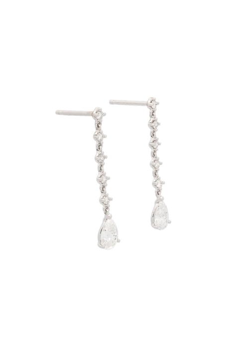 Finos pendientes de oro blanco de 18Kt, con 5 diamantes talla brillante engastados en garras, unidos por pequeñas asas que le da