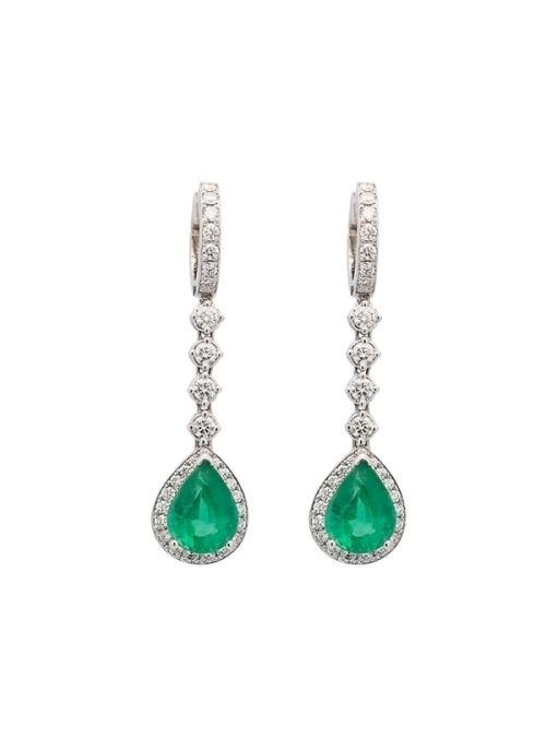 Pendientes largos, elegantes de oro blanco de 18Kt. Forma de criolla unida a una orla de esmeralda talla perilla de muy buen col