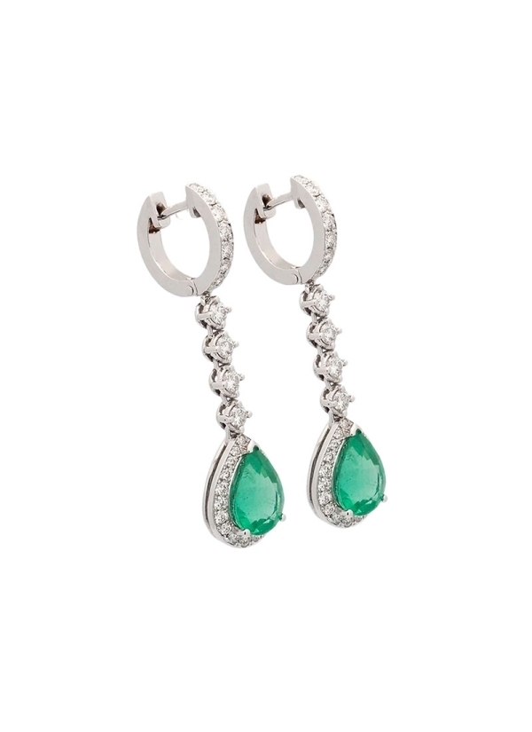 Pendientes largos, elegantes de oro blanco de 18Kt. Forma de criolla unida a una orla de esmeralda talla perilla de muy buen col