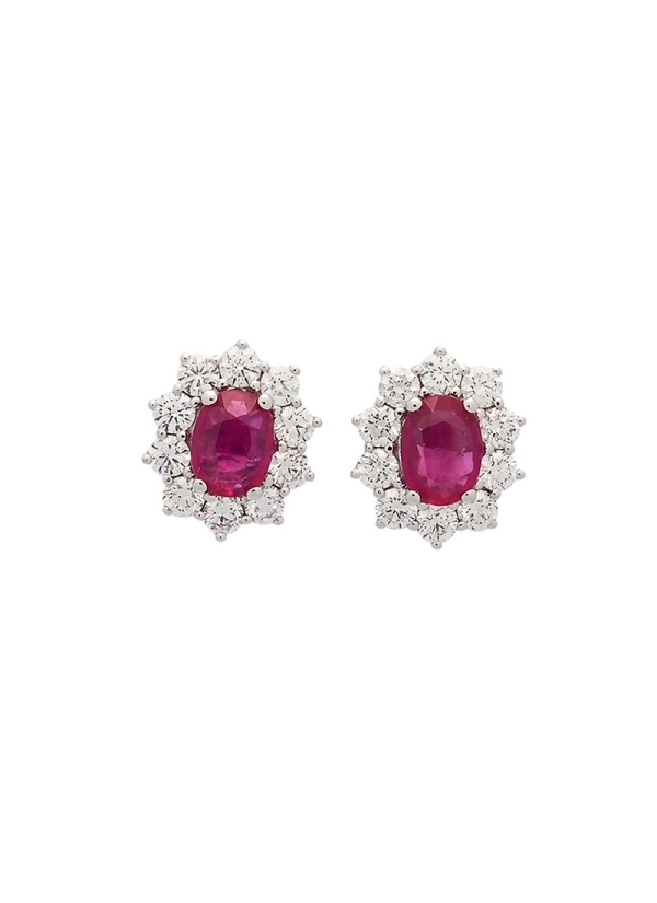 Pendientes de oro blanco de 18Kt. Orla de 10 diamantes talla brillante alrededor de un rubí talla oval. Los diamantes tienen un