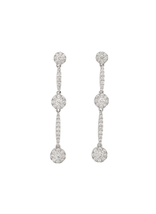 Pendientes largos de oro blanco de 18Kt. Tres motivos circulares, unidos por barritas, todos ellos engastados con diamantes tall