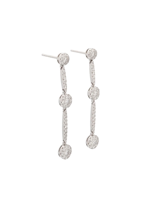Pendientes largos de oro blanco de 18Kt. Tres motivos circulares, unidos por barritas, todos ellos engastados con diamantes tall