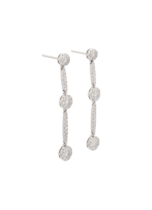 Pendientes largos de oro blanco de 18Kt. Tres motivos circulares, unidos por barritas, todos ellos engastados con diamantes tall