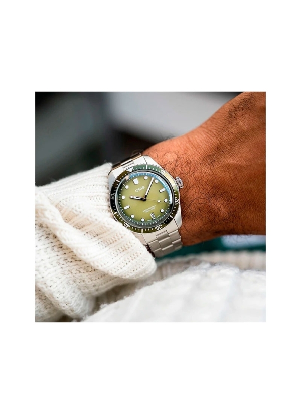 Reloj de movimiento automático con reserva de marcha de 38h en caja de acero de 40 mm, esfera en color verde, ventana de fecha y 2