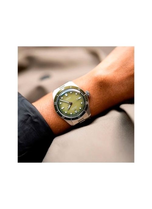 Reloj de movimiento automático con reserva de marcha de 38h en caja de acero de 40 mm, esfera en color verde, ventana de fecha y