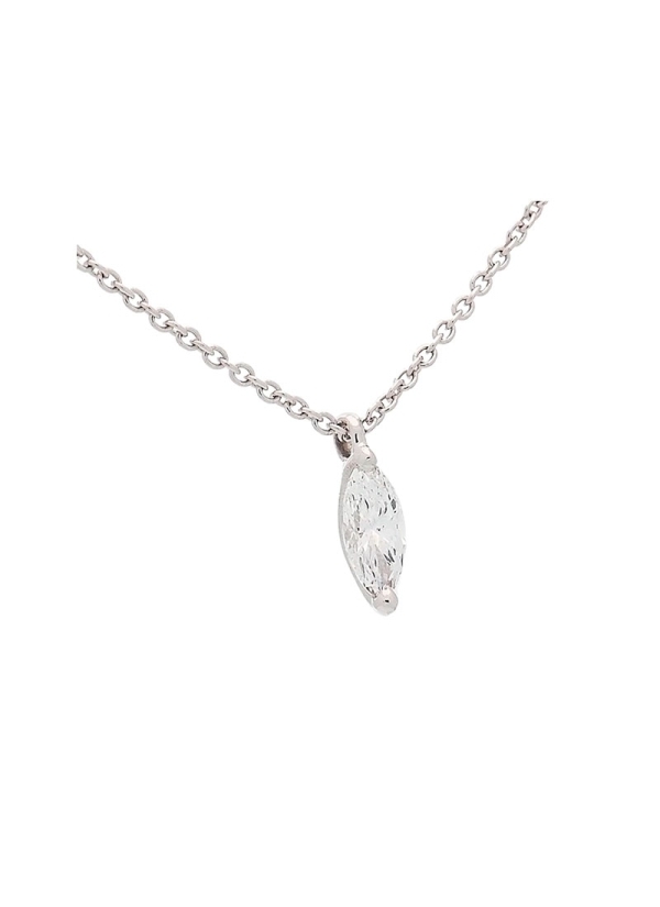 Fina cadena de oro blanco de 18Kt, de 43cm de largo, con un diamante talla marquise de 0,20 ct engastado en garras.