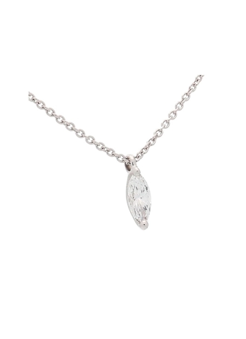 Fina cadena de oro blanco de 18Kt, de 43cm de largo, con un diamante talla marquise de 0,20 ct engastado en garras.