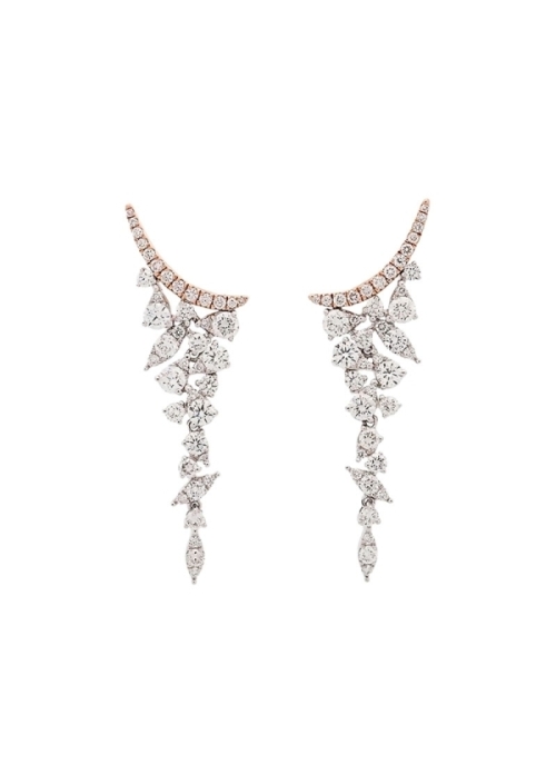 Pendientes de oro rosa y oro blanco de 18Kt, en forma de fina banda curvada que trepa en el lobulo. De ella penden varios diaman