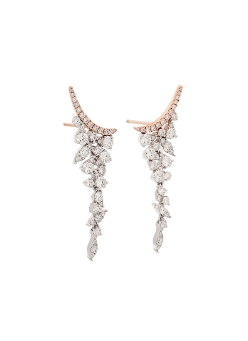 Pendientes de oro rosa y oro blanco de 18Kt, en forma de fina banda curvada que trepa en el lobulo. De ella penden varios diaman