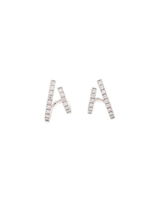 Pendientes de oro blanco de 18Kt con aspecto de criolla doble, una recta y otra inclinada que se adaptan al lobulo. Diamantes ta