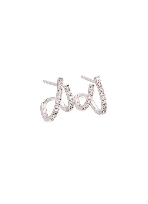 Pendientes de oro blanco de 18Kt con aspecto de criolla doble, una recta y otra inclinada que se adaptan al lobulo. Diamantes ta