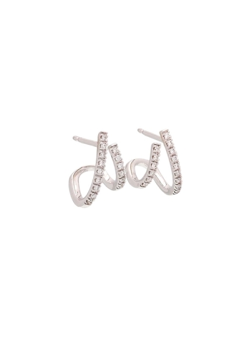 Pendientes de oro blanco de 18Kt con aspecto de criolla doble, una recta y otra inclinada que se adaptan al lobulo. Diamantes ta