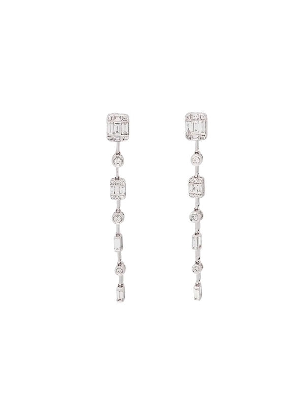 Pendientes largos de oro blanco de 18Kt, con diamantes talla baguette y talla brillante engastados para dar formas rectangulares