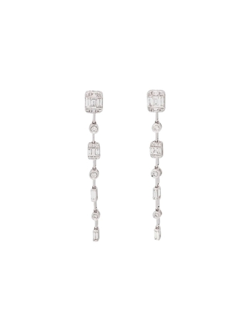 Pendientes largos de oro blanco de 18Kt, con diamantes talla baguette y talla brillante engastados para dar formas rectangulares
