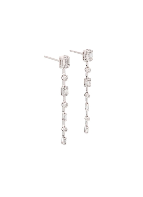 Pendientes largos de oro blanco de 18Kt, con diamantes talla baguette y talla brillante engastados para dar formas rectangulares