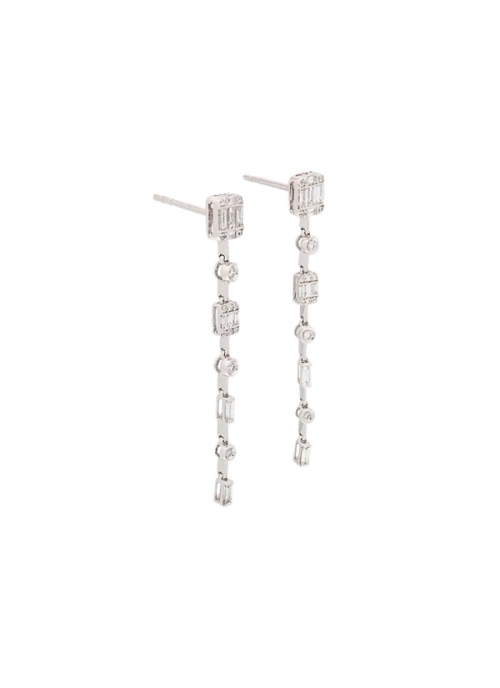 Pendientes largos de oro blanco de 18Kt, con diamantes talla baguette y talla brillante engastados para dar formas rectangulares