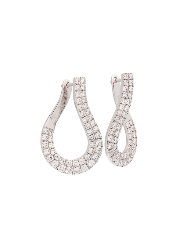 Pendientes de oro blanco de 18Kt, criolla en forma de gota con dos bandas de diamantes talla brillante que tienen un peso total 