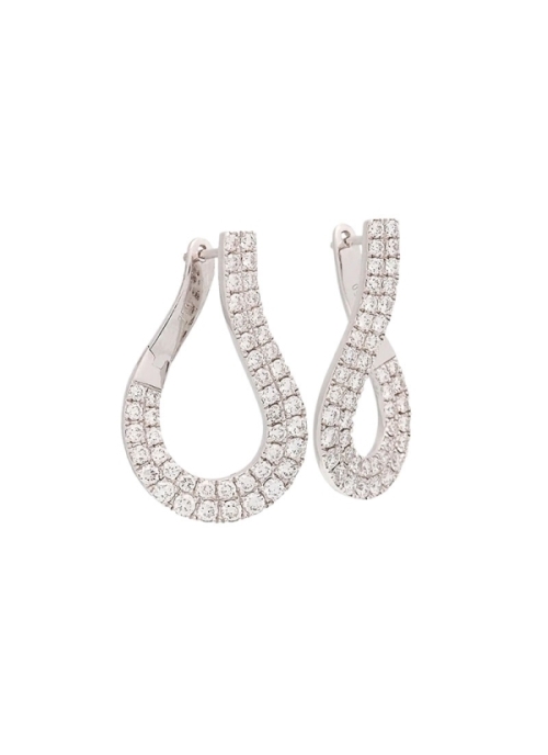 Pendientes de oro blanco de 18Kt, criolla en forma de gota con dos bandas de diamantes talla brillante que tienen un peso total 