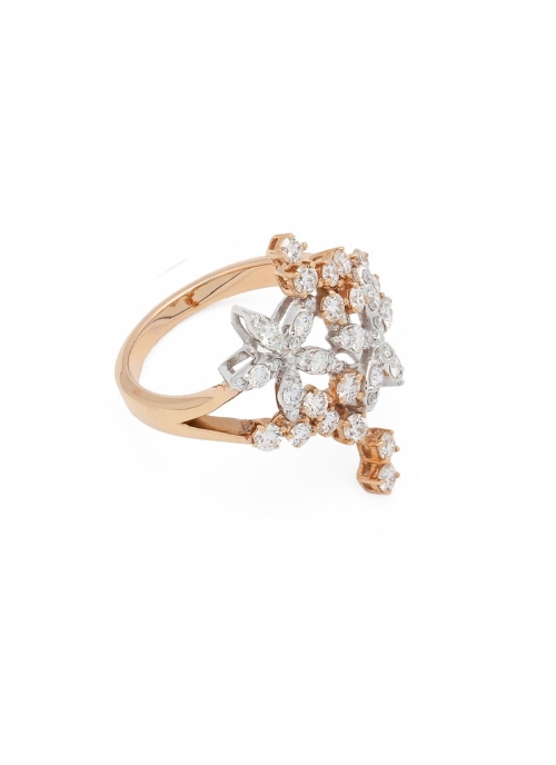 Anillo de oro rosa de 18Kt, con un delicado motivo floral compuesto todo por un total de 46 diamantes talla brillante con un pes