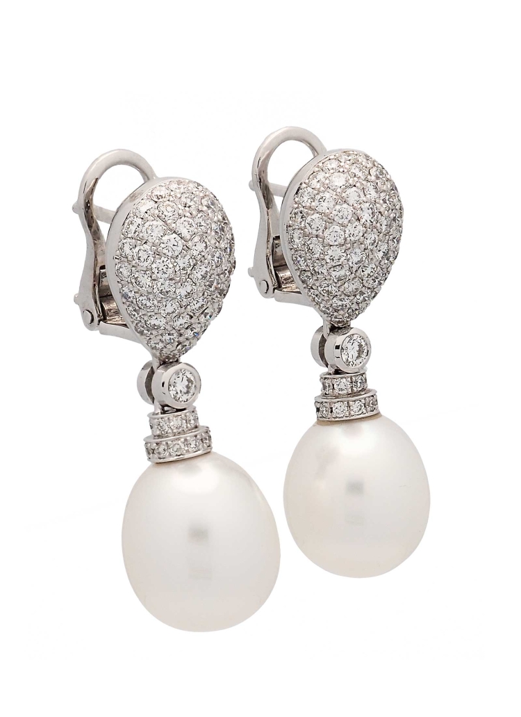 Pendientes de oro blanco de 18Kt, hechos a mano. Forma aperillada de pavé unida a una perla australiana aperillada de 11-12mm, m